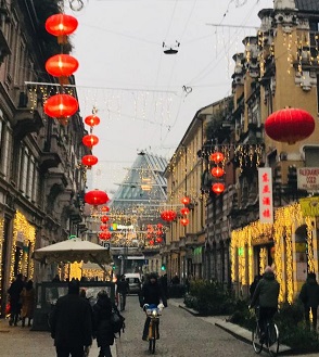 I preparativi in via Paolo Sarpi a Milano per il capodanno cinese