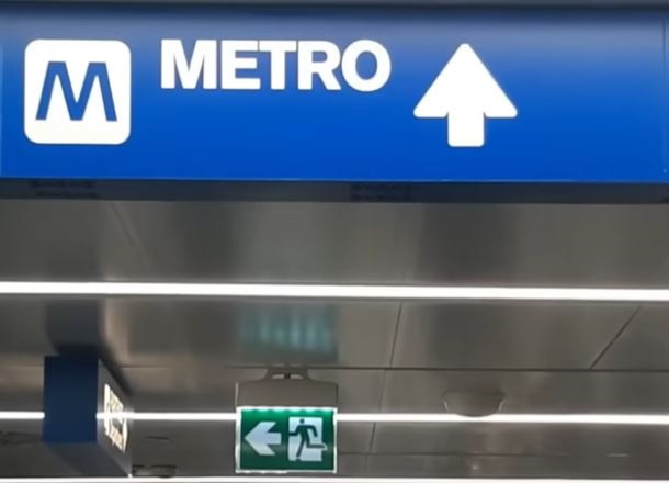 Una freccia che indica la direzione sulla linea blu della metropolitana di Milano