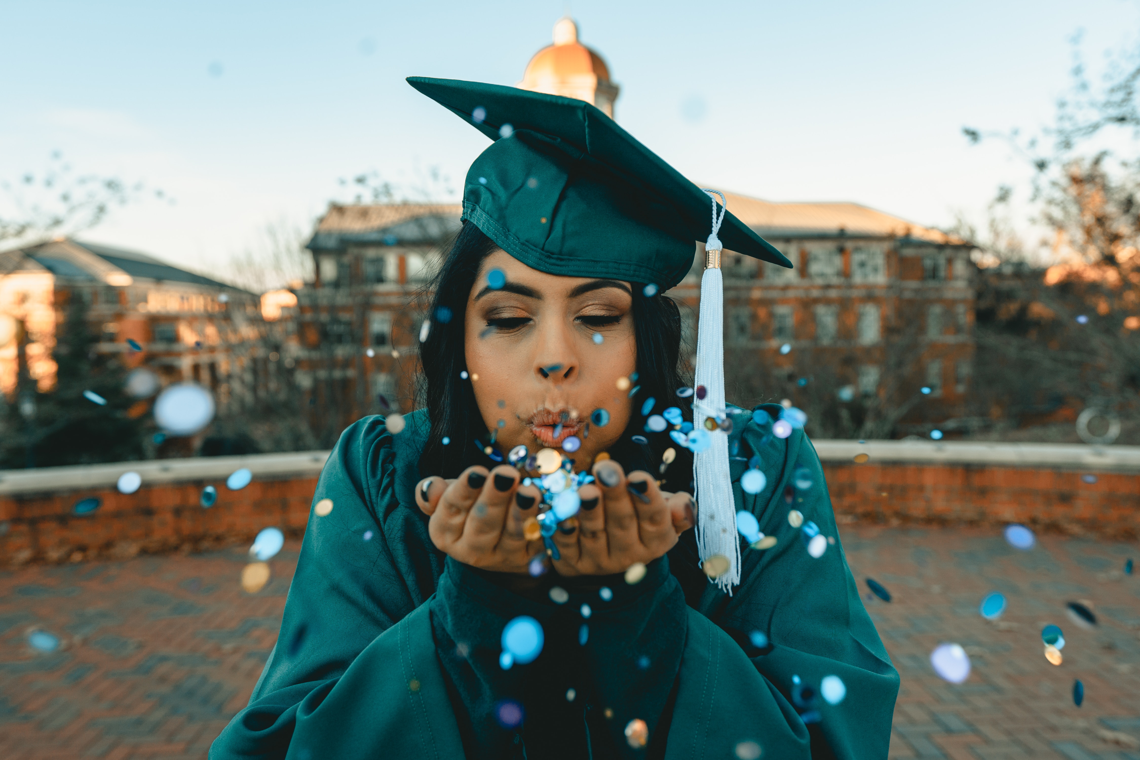 Una ragazza festeggia la laurea all'estero