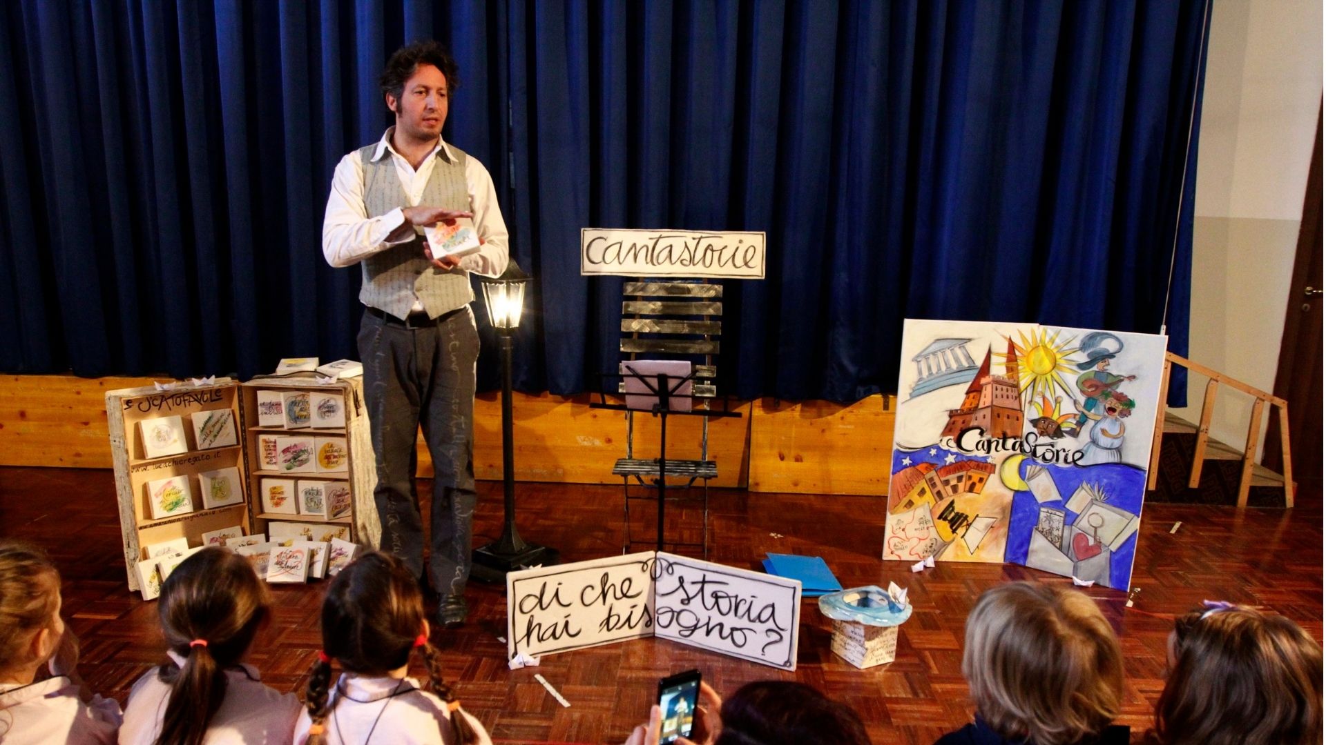 Bambini ascoltano storie al MicroFestival letteratura del Leopardi 