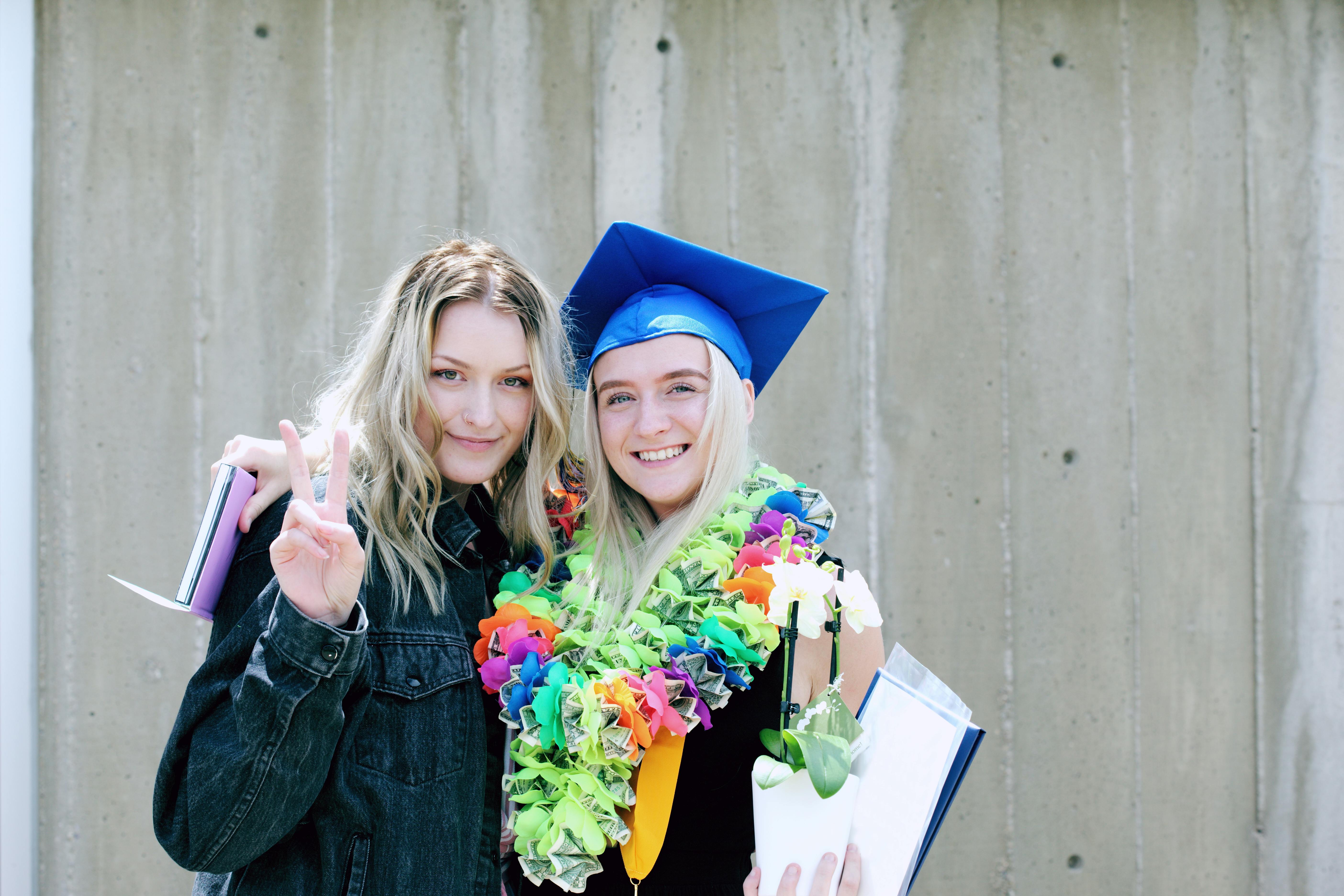 Due ragazze festeggiano la laurea con il tipico cappello da laurea