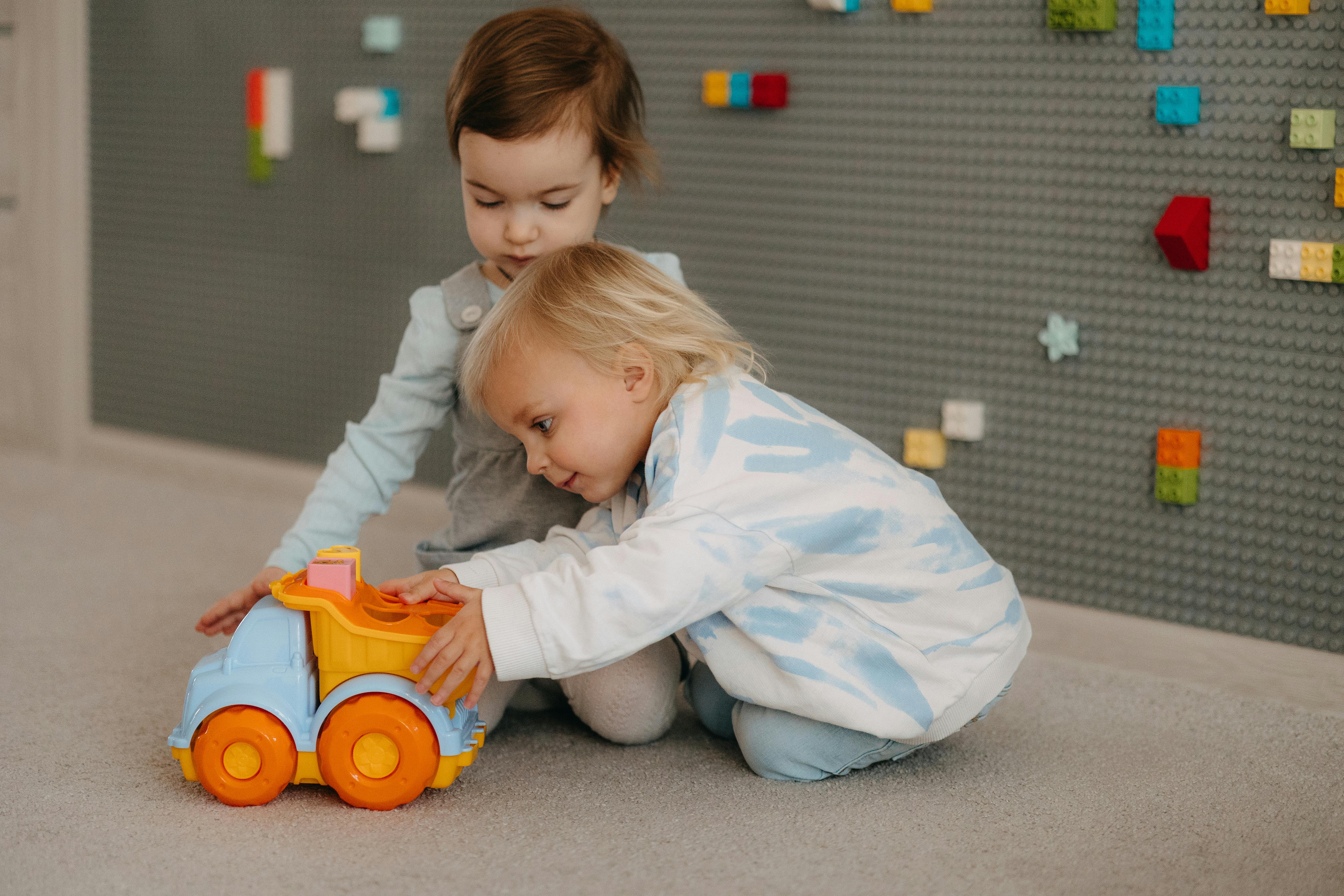 bambini all'asilo giocano insieme