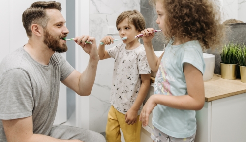 Cosa fare e non fare con i denti dei bambini