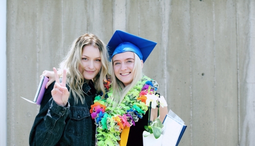 Due ragazze che sorridono con il diploma