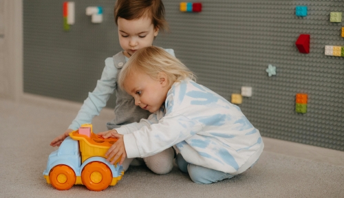 bambini all'asilo giocano insieme