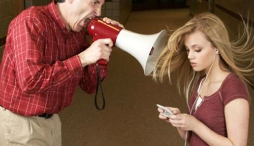 "Spegni il cellulare", grida un padre alla figlia